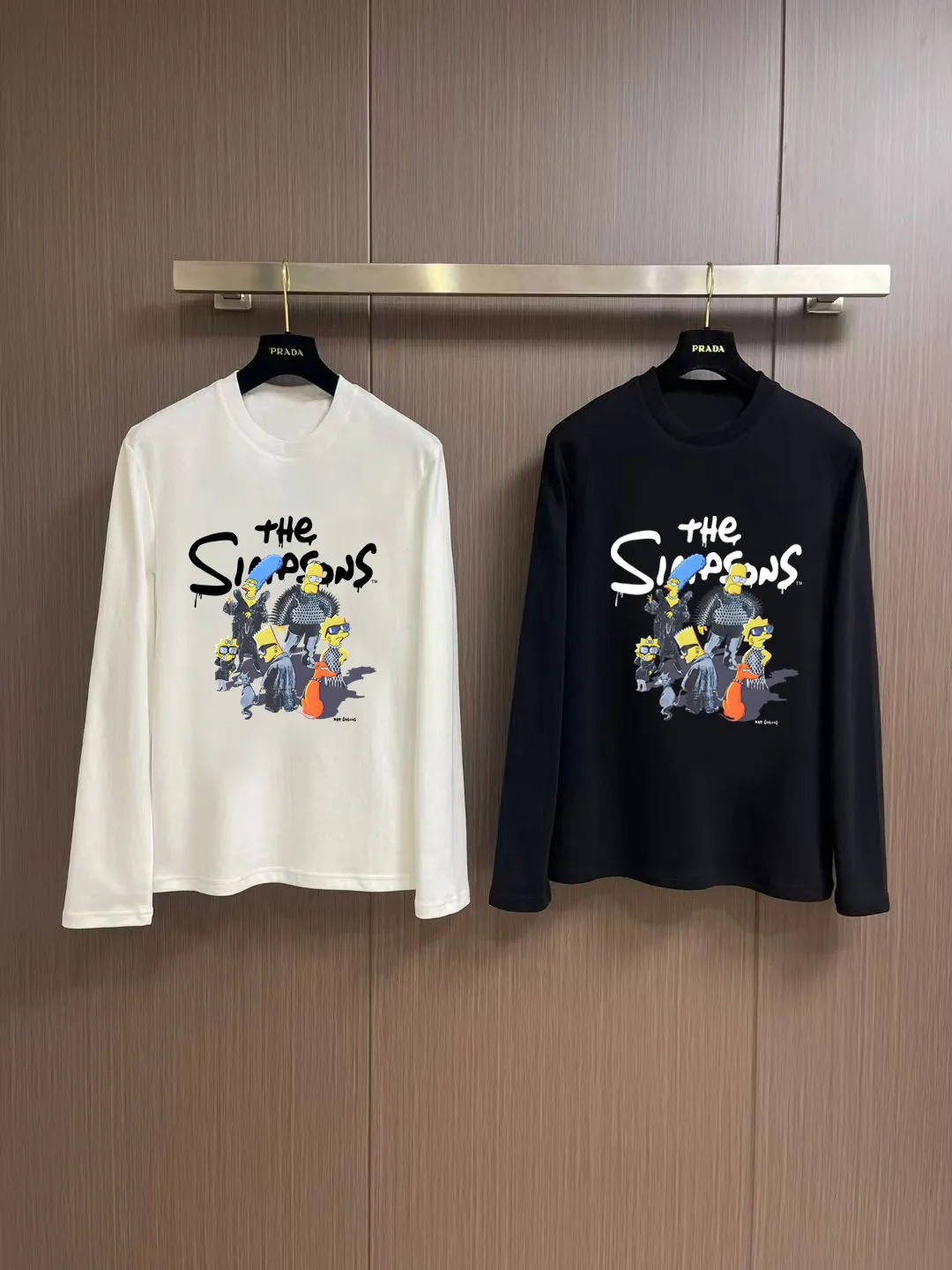 "𝙉𝙚𝙬🤍🖤 Balenciaga" 2026 Autumn and Winter Counter New Arrival Fashionable and casual bottoming shirt, long-sleeved T-shirt, made of high-density pure cotton fabric with exquisite original logo. It has both comfort and breathability, and is extremely soft. It is very handsome whether worn alone or as an inner layer. It conforms to men’s practical dressing habits and pursues luxury, noble and elegant style, creating extraordinary men’s taste. The visual effect is very good, the grade is very high, simple and fashionable, and it is a must-have choice for leisure and business! Color: White Black Sizes: S M L